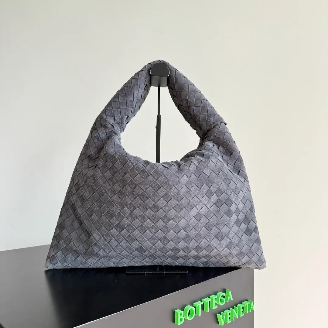 Batch 1960 It seems that this bag from BV has been popular recently ~ The new Hop is really not too beautiful. The whole bag has no seams. The bag body and handles are made of one piece of leather. It reflects the style and essence of Bottega Veneta. It truly represents craftsmanship and creativity. The large size has a very loose and lazy upper body. Big bag lovers will definitely not regret buying it. Style number: 796262 Size: 46*21*10cm